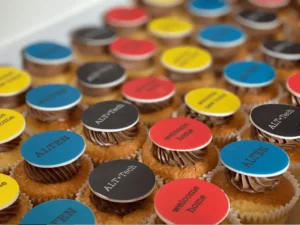 MUFFINKI Z LOGO KOLOROWE