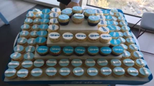 MUFFINKI Z LOGO NA STANDZIE