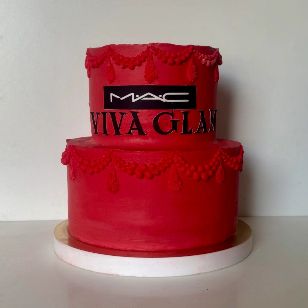 Tort Firmowy MAC Cosmetics – czerwony tort eventowy z logo