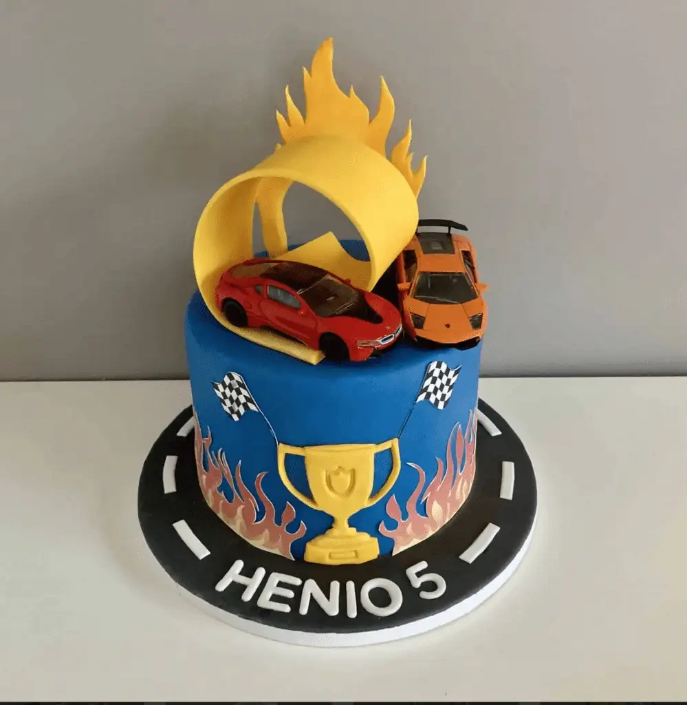 Kompaktowy tort z samochodem dla chłopca - Tort Hot Wheels Mały