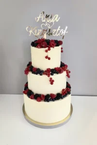 Tort kremowy z owocami – elegancki Tort urodzinowy Warszawa