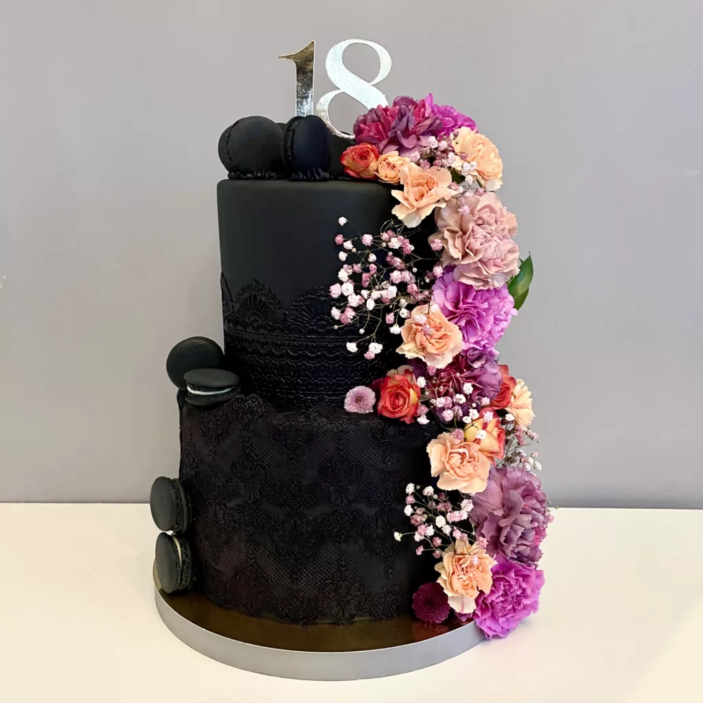 TORT NA 18-TKĘ CZARNY Z KORONKĄ