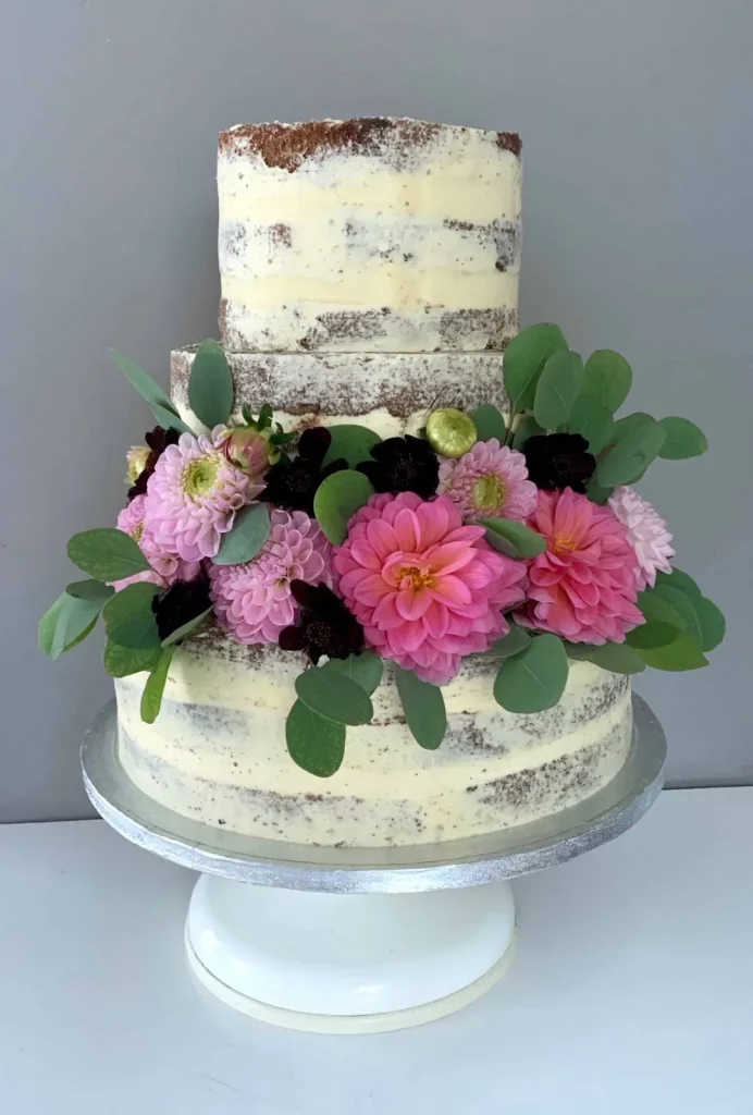 Tort na wesele z daliami – naturalny semi-naked tort weselny