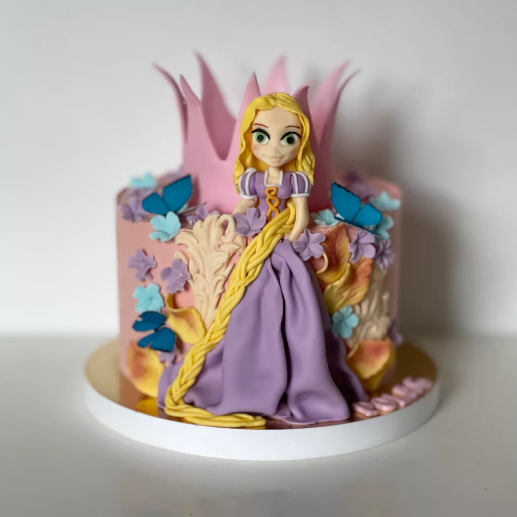 Tort Roszpuunka inspirowany bajką – tort urodzinowy dla dziewczynki