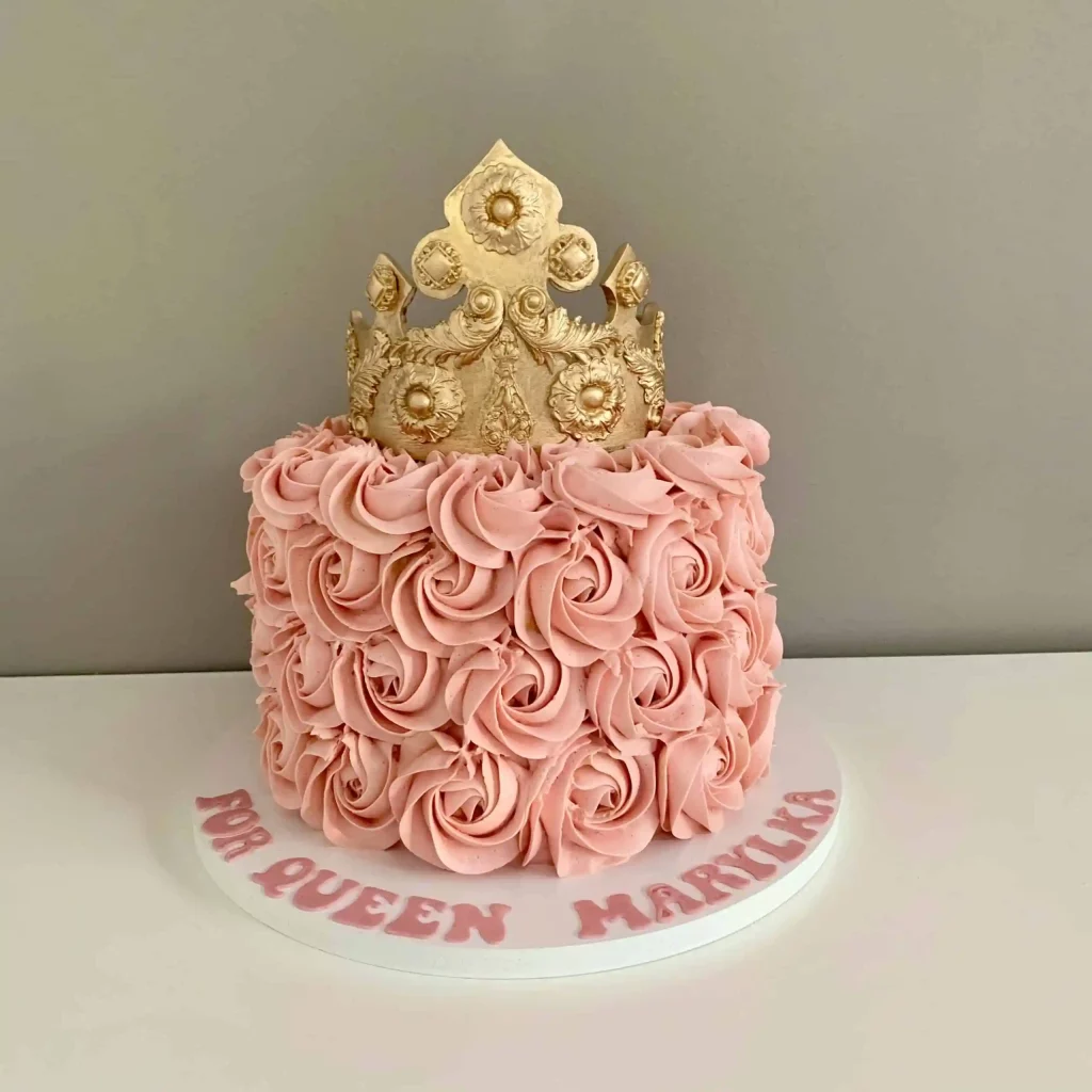 TORT RÓŻE MAŚLANE Z KORONĄ