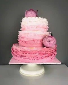 Tort Weselny Falbankowy – romantyczne ombre w falbankach