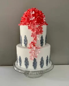 Tort Weselny Hortensja – dwupiętrowa elegancja z kaskadą kwiatów