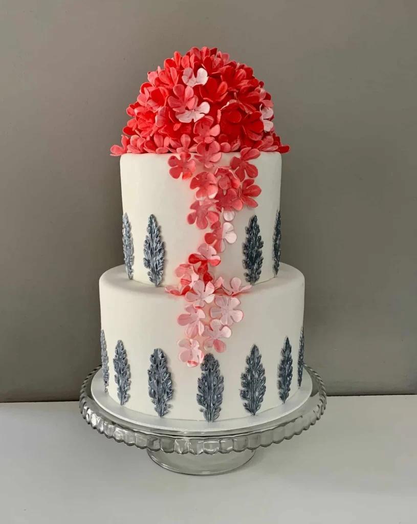 Tort Weselny Hortensja – dwupiętrowa elegancja z kaskadą kwiatów