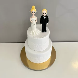 Tort Weselny z figurkami – klasyczny biały tort ślubny z koronką