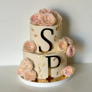 TORT WESELNY Z RÓŻAMI