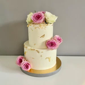 TORT WESELNY Z RÓŻAMI