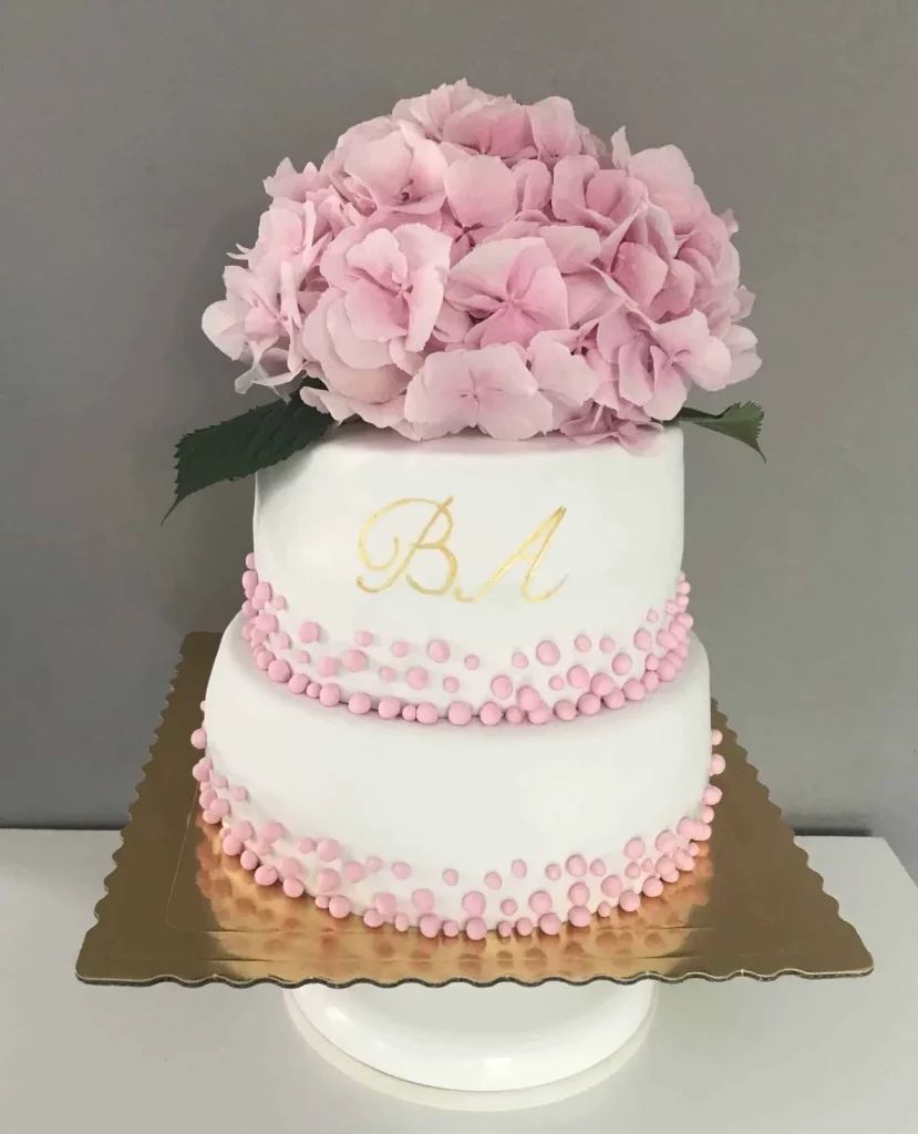 Tort z Hortensją – klasyczna biel i pudrowy róż