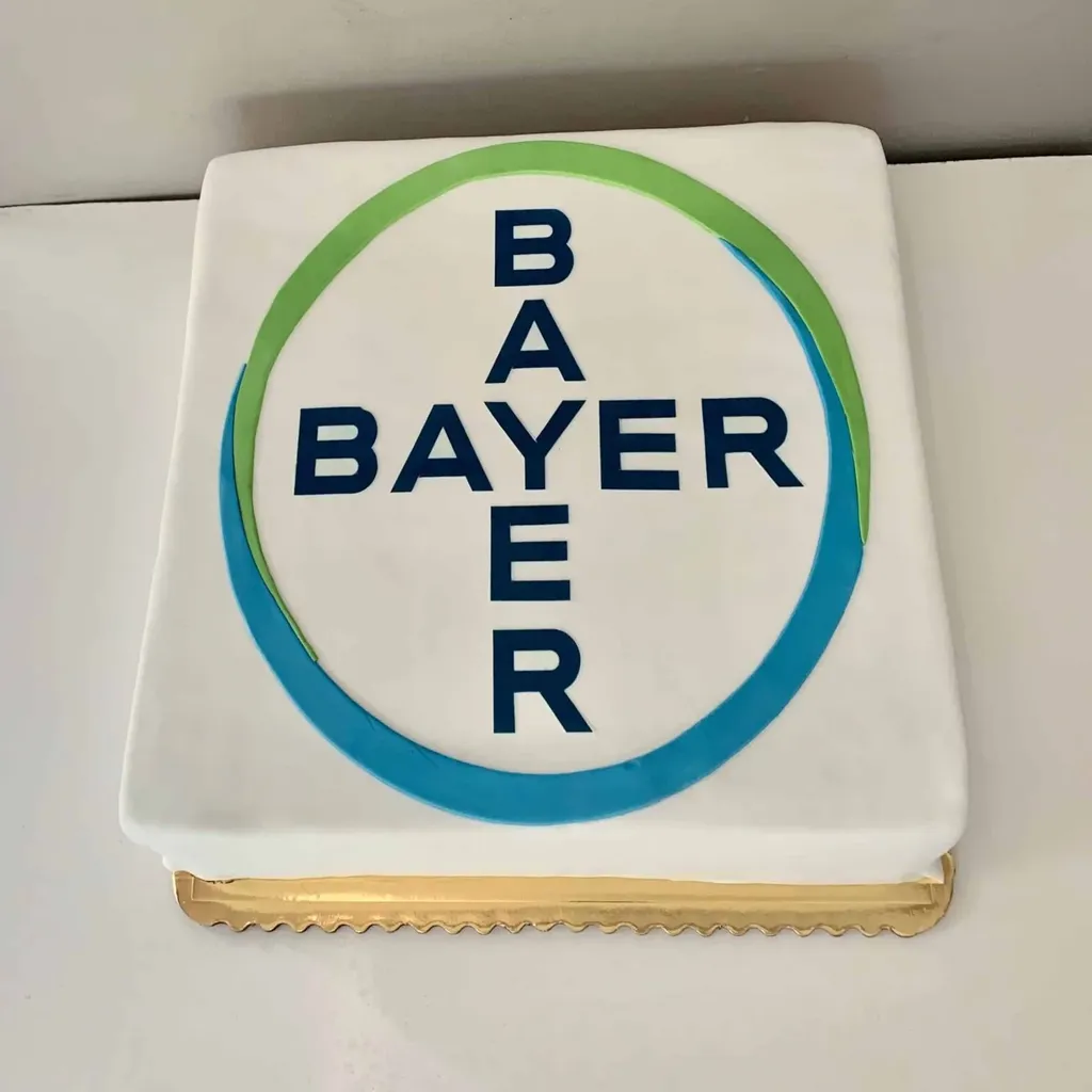 Elegancki tort firmowy z nadrukiem logo, Tort Bayer na event w Warszawie