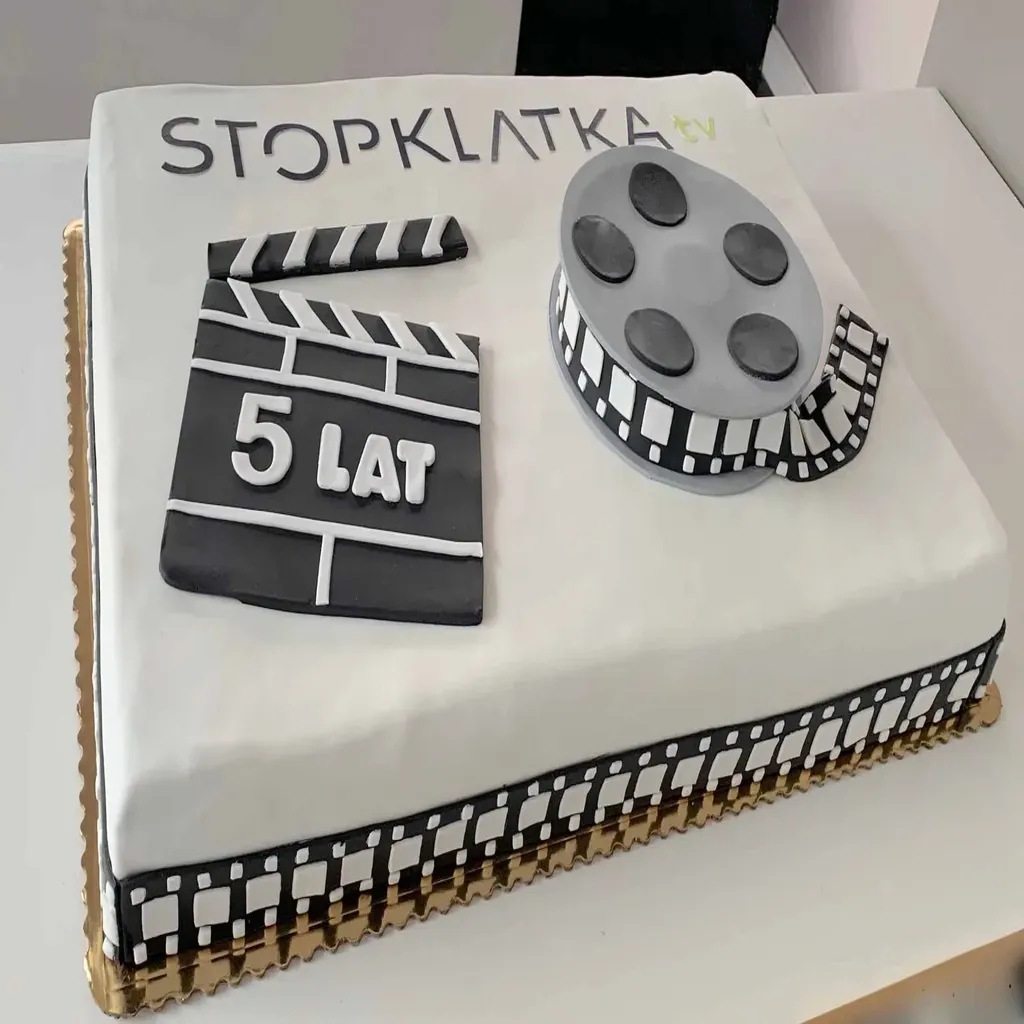 Tort dla Kanalu Stopklatkatv z logo, idealny na event w Warszawie