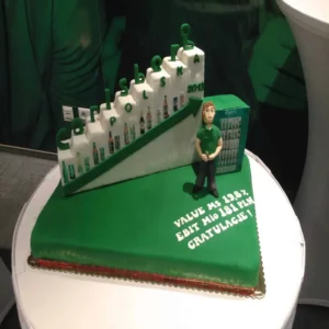 Tort firmowy Carlsberg – zielono-złota elegancja na event