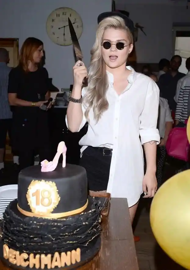 Tort Firmowy Deichmann – czarna elegancja na event