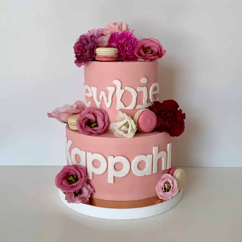 Tort Firmowy Kappahl – różowy tort z kwiatami i makaronikami