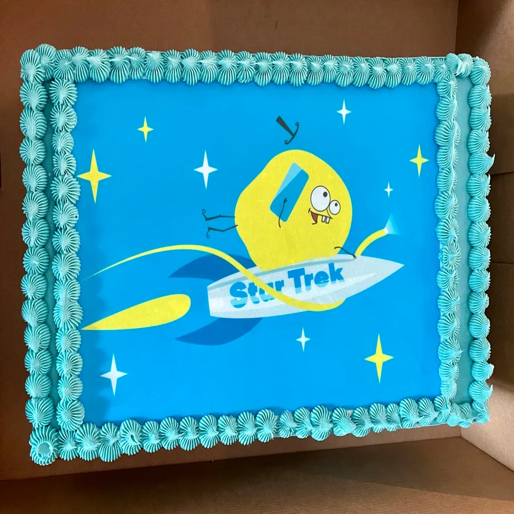 Tort Firmowy NJU Mobile – nowoczesny tort z logo na event