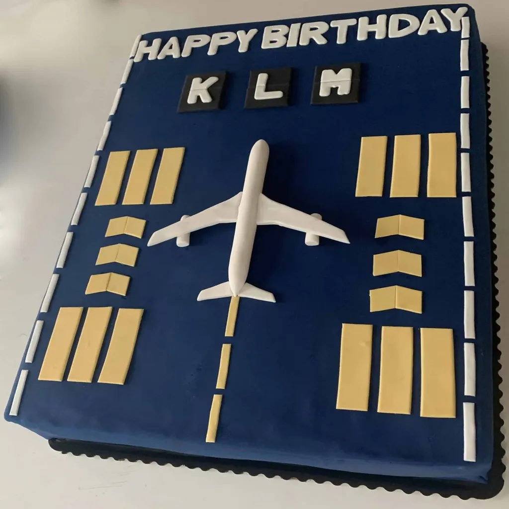 Tort KLM Samolot – efektowny tort tematyczny na event