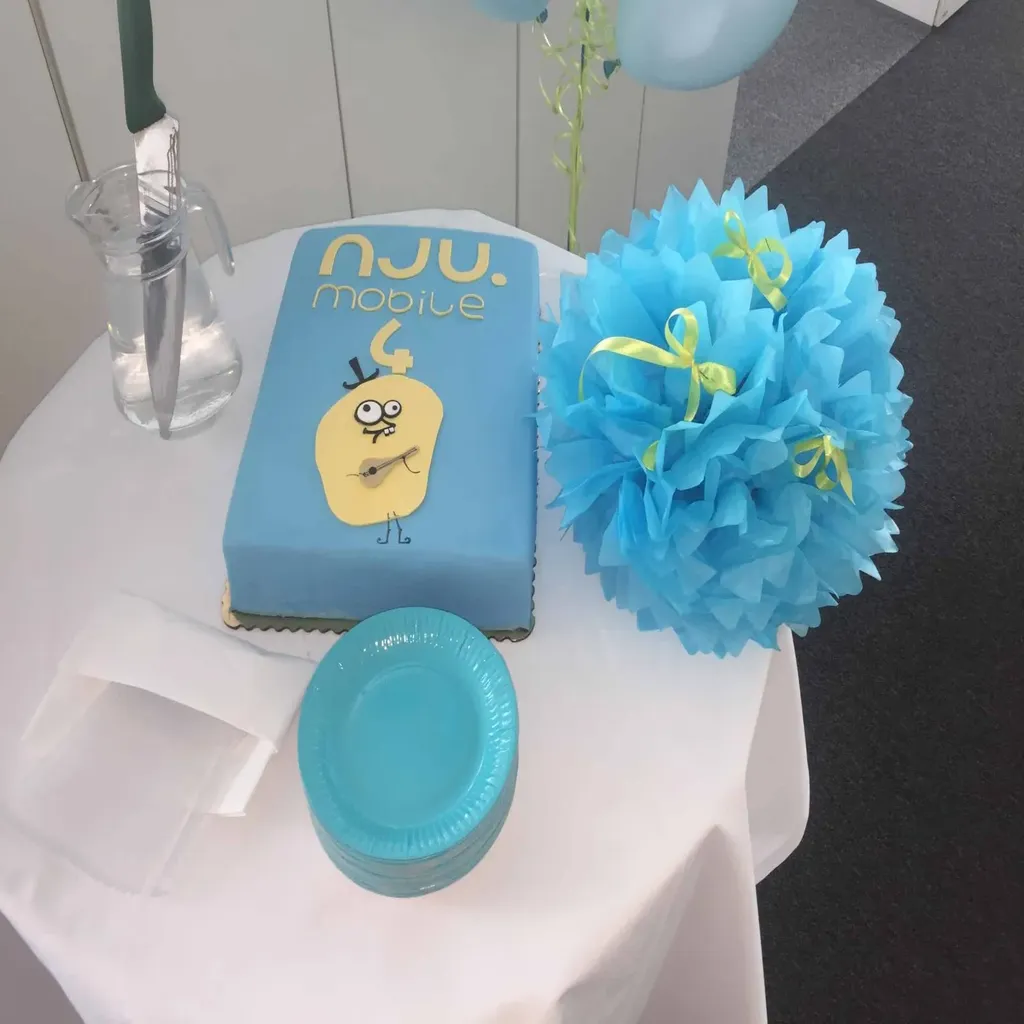 Tort NJU Mobile Niebieski – niebieska elegancja na firmowe świętowanie