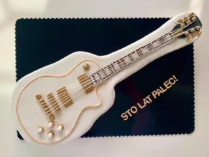 Najlepsze torty urodzinowe dla faceta – pomysły i inspiracje 6 TORT GITARA BIAŁA