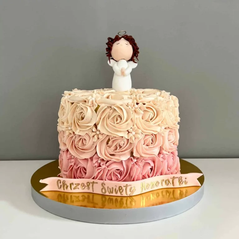 Tort z różowych pąków z aniołkiem