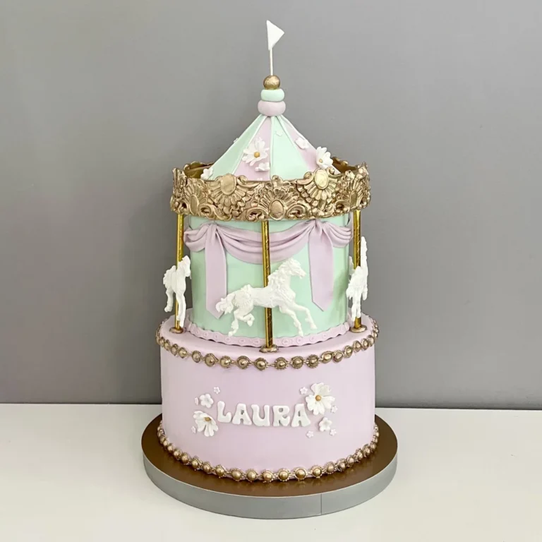 Tort, duża karuzela z konikami