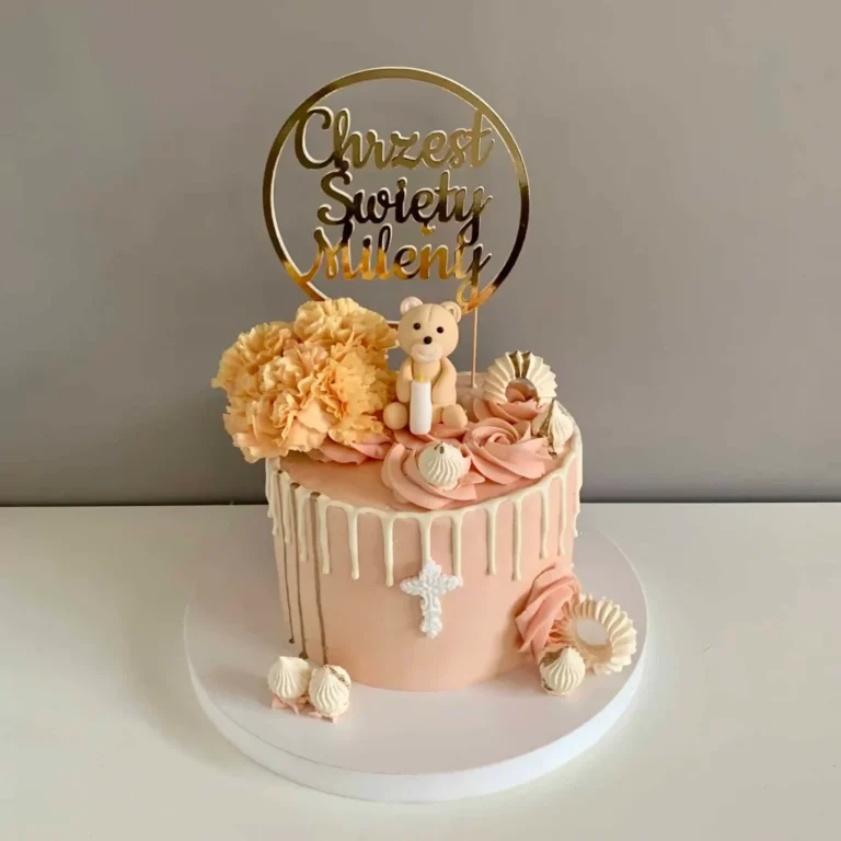 Tort z misiem w kwiatach