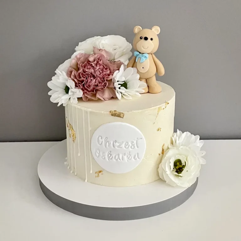 Tort, miś z kwiatami