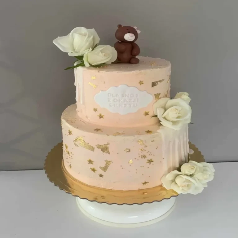 Tort z misiem i białymi różami