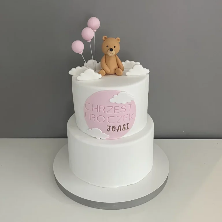 Tort na Roczek i Chrzest – miś z balonami w chmurkach