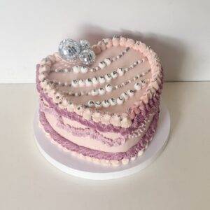 Różowy tort w kształcie serca