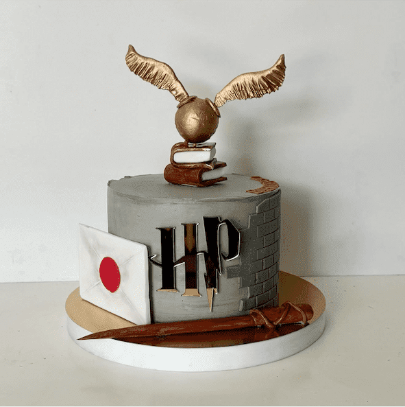 Statuetka nagrody z napisem HP i figurką orła