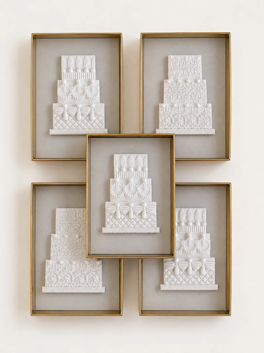 Białe torty w złotych ramkach