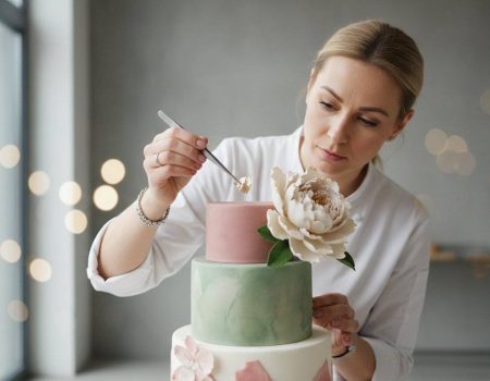 Cukierniczka dekorująca zielono-różowy tort
