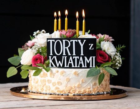 Torty urodzinowe z kwiatami – inspiracje na wyjątkowe wypieki