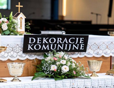 Kwiatowa dekoracja kościelna z napisem Dekoracje komunijne