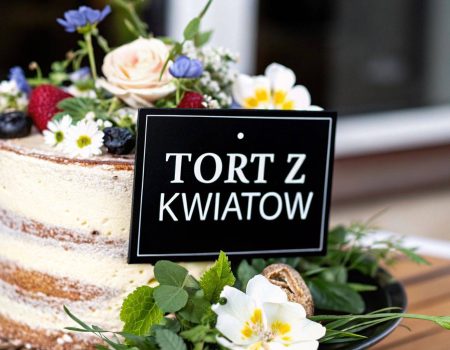 Grafika z napisem Tort z kwiatów i kwiatami na drewnianym tle