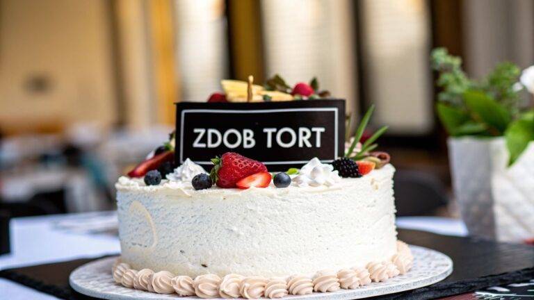 Jak ozdobić tort urodzinowy? 5 sprawdzonych metod