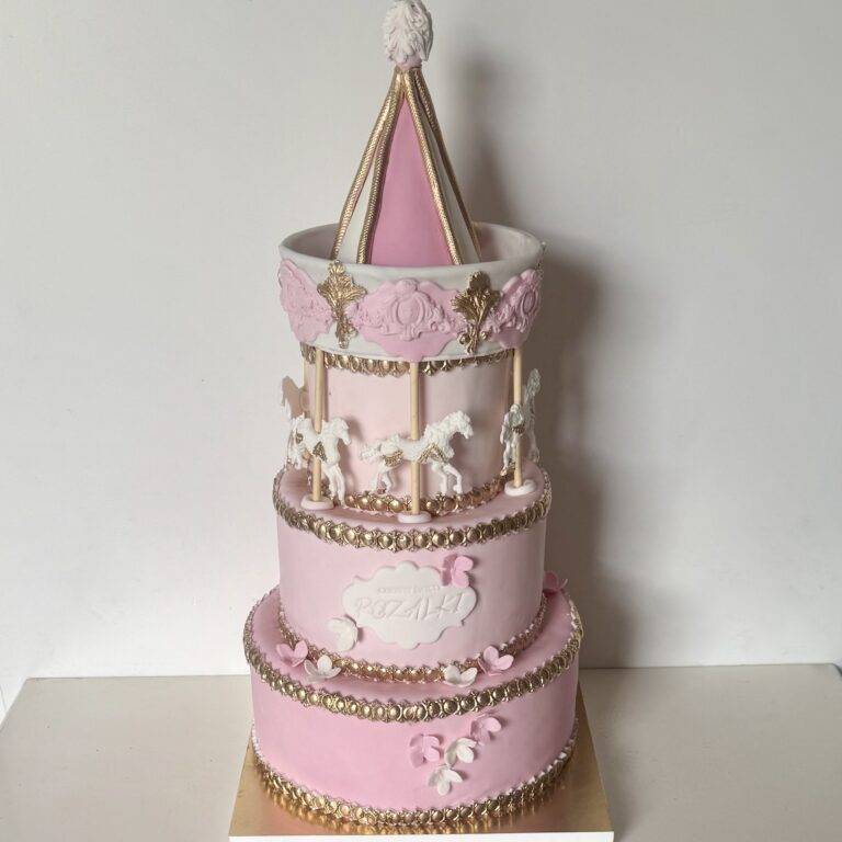 Tort różowy - karuzela z konikami